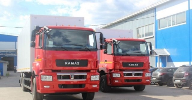 На базе автомобиля КАМАЗ 65208 были построены первые фургоны для транспортировки грузов