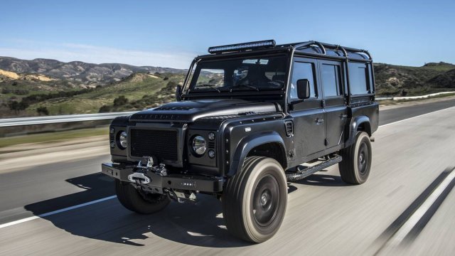  Land Rover Defender:   